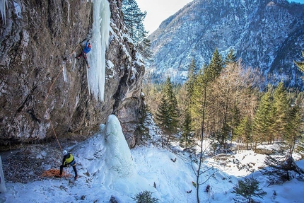 Panta rei, nuova cascata di ghiaccio in Valbruna per Enrico Mosetti e Tine Cuder