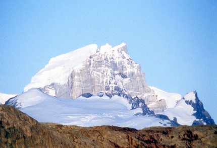 Cerro Murallon, Patagonia - Cerro Murallon in Patagonia, scatta nel 1984 dai Ragni di Lecco Carlo Aldè, Casimiro Ferrari e Paolo Vitali.