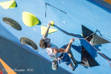 Lead World Cup 2017, Wujiang - Stefano Ghisolfi climbing towards victory at the Lead World Cup 2017 at Wujiang in China
