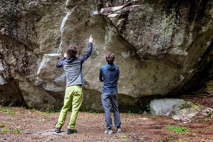 GraMitico 2018, Valle di Daone - Adam Ondra e Stefano Ghisolfi studiano il boulder Magic Line 18 del GraMitico 2018 in Valle di Daone