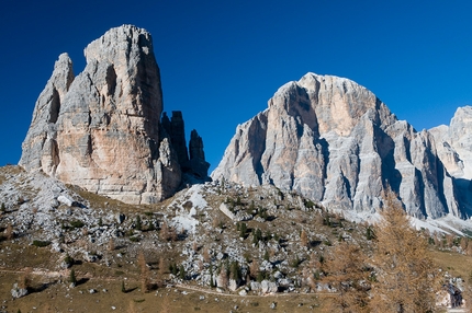 Cinque Torri Dolomiti - Le Cinque Torri in Dolomiti, dietro la Tofana di Rozes (3224 m)