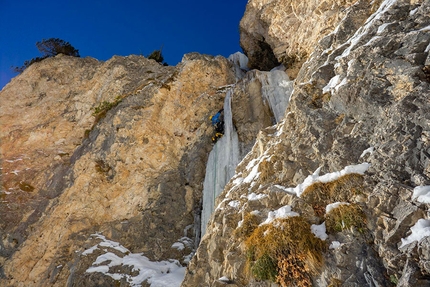 Dolomites ice climbing / Daniel Ladurner and Hannes Lemayer swing up Sonnentanz in Langental