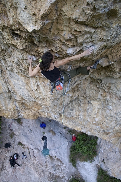 Josune Bereziartu climbs Powerade, 8c+ at Vadiello