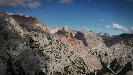 Rosso 70 - Storie e memorie di 70 anni di alpinismo degli Scoiattoli di Cortina - Flying above the Cortina Dolomites