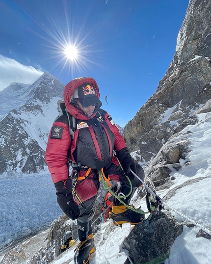 Nirmal Purja - Nirmal Purja sul K2 in inverno, valutando i danni al Campo 2