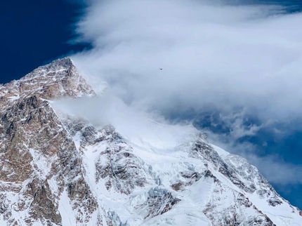 K2 - L'elicottero dell'esercito pachistano vola sopra il K2 in cerca degli alpinisti Juan Pablo Mohr, Muhammad Ali Sadpara e John Snorri, domenica 07/02/2021