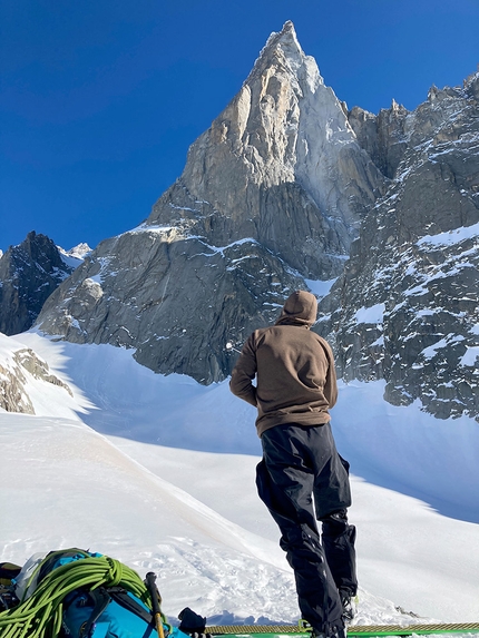 Petit Dru, Monte Bianco, Corrado Pesce, Will Sim  - Osservando la parete ovest del Petit Dru nel massiccio del Monte Bianco. 