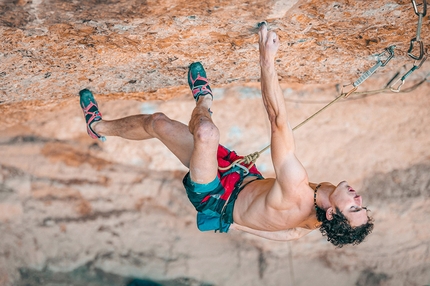 Adam Ondra climbing Victimas Pérez 9a at Margalef in Spain