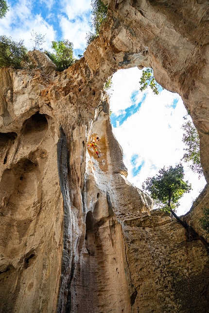 Jenny Fischer - Jenny Fischer in arrampicata alla Grotta dell'Edera, Finale Ligure