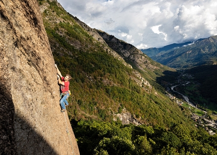 Placche di Bugni, Valle dell’Orco, Vallone di Piantonetto - Francesco Primus climbing at last light at Placche di Bugni, Valle dell’Orco