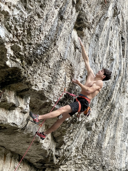 Toby Roberts repeats Hubble at Raven Tor in England