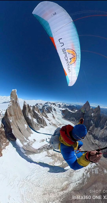 Cerro Torre paraglide by Roger Schäli, Mario Heller, Pablo Pontoriero