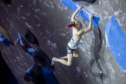 Janja Garnbret e Tomoa Narasaki dominano il debutto della Coppa del Mondo Boulder 2022 a Meiringen