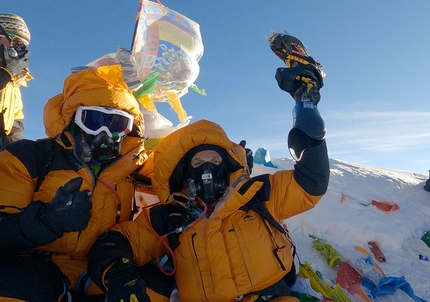 Andrea Lanfri - Luca Montanari e Andrea Lanfri in cima all'Everest il 13 maggio 2022. Nel 2015 l’alpinista lucchese aveva perso entrambe le gambe e sette dita delle mani in seguito ad una meningite fulminante con sepsi meningococcica,