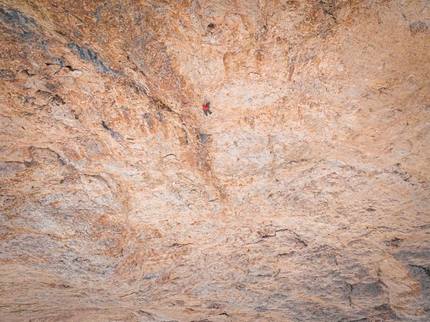 Jonas Hainz completes free solo ascent of Moulin Rouge on Dolomites Rotwand