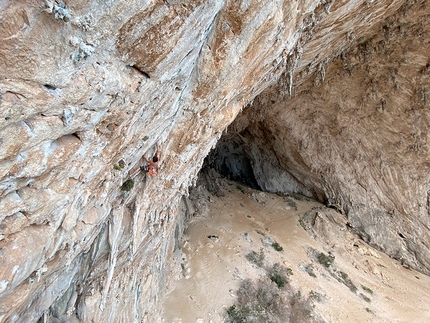 Cala Gonone, Sardegna, Grotta di Millennium - Alessandro Larcher tenta Le lion de Panshir nella Grotta di Millennium, Cala Gonone, Sardegna