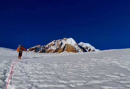 Sato Pyramide, Nepal, Silvia Loreggian, Stefano Ragazzo - Stefano Ragazzo lungo l'avvicinamento sul ghiacciaio per raggiungere la base di Sato Pyramide, Nepal