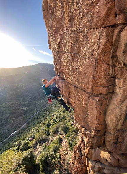 Loceri, Sardinia - Loceri, Sardinia: Andrea Mannias climbing the beautiful arete 'Kangoo' (7a+)