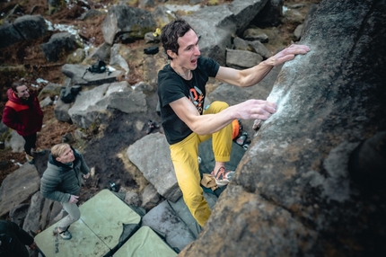 Watch Adam Ondra climbing in the Peak District with Jerry Moffatt & Ben Moon
