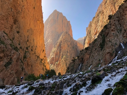 Alex Honnold free solo climbs Rivières Pourpres in Taghia, Morocco