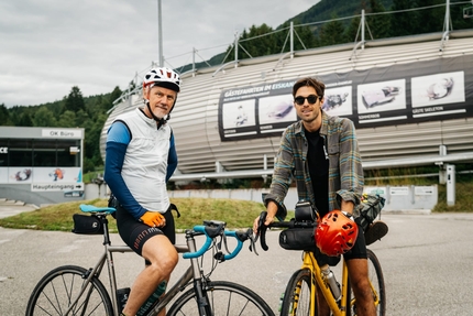 Marco Albino Ferrari e Pietro Lacasella in bici da Cortina a Innsbruck per il bob delle Olimpiadi 2026