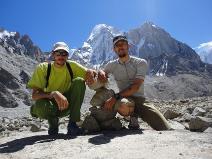 K7 West - Nejc Marčič e Luka Stražar e, nello sfondo, il K7 West (6934m) Charakusa valley, (Karakoram, Himalaya).