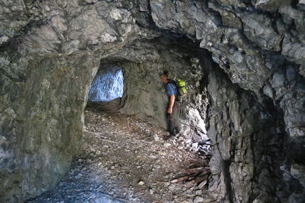 Sentiero dei Fortini - Monte Scale Monte Scale - Sentiero dei Fortini - Monte Scale: All-interno della galleria 