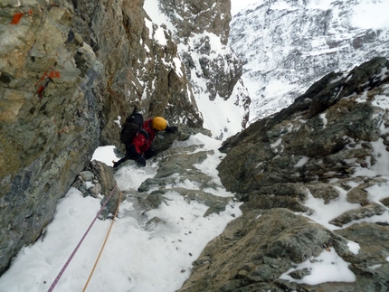 Follow the Gully Barre des Ecrins - Follow the Gully: Sergio De Leo in the gully Col des Avalanches  Ph. Marcello Sanguineti