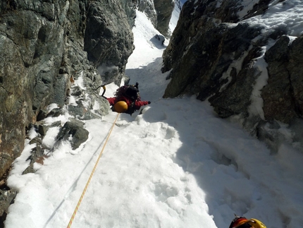 Follow the Gully Barre des Ecrins - Follow the Gully: Sergio De Leo ascending the gully Col des Avalanches Ph. Marcello Sanguineti