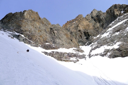 Follow the Gully Barre des Ecrins - Follow the Gully: Ascending to the couloir. Ph. Christian Türk