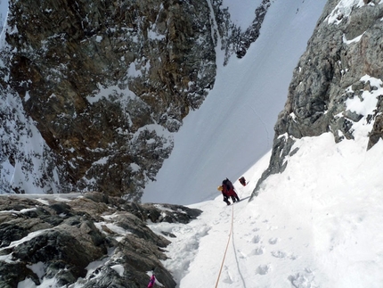 Follow the Gully Barre des Ecrins - Follow the Gully: Ascending to the couloir. Ph. Christian Türk