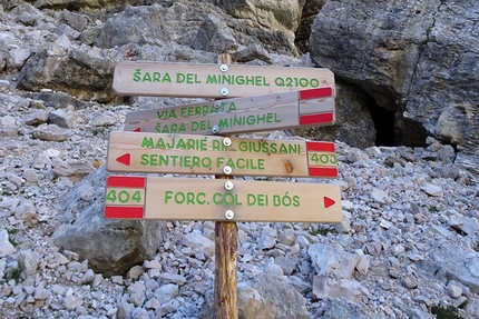 Scala del Minighel and Tofana di Rozes circuit Tofana di Rozes - Scala del Minighel and Tofana di Rozes circuit: Signposts along the walk