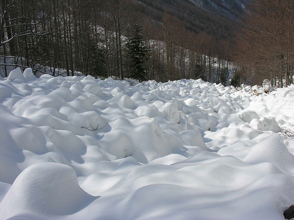 Avalanche prevention when snow shoe walking