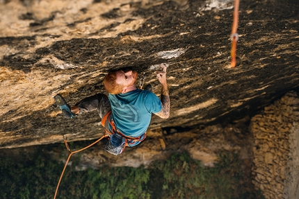 Gabriele Moroni climbing Demencia Senil at Margalef