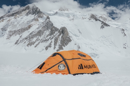 Ferrino Ambassador Andrzej Bargiel complete ski descents of Gasherbrum I and II - Team Ferrino’s new entry, Andrzej Bargiel, fully succeeded in his latest adventure: skiing up and down the 8,000-meter peaks of Gasherbrum I and Gasherbrum II