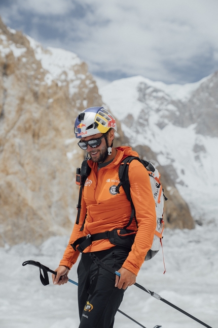 Ferrino Ambassador Andrzej Bargiel complete ski descents of Gasherbrum I and II - Team Ferrino’s new entry, Andrzej Bargiel, fully succeeded in his latest adventure: skiing up and down the 8,000-meter peaks of Gasherbrum I and Gasherbrum II
