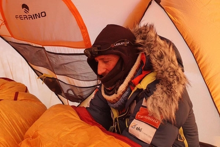 L’ambassador Ferrino Alex Txikon in vetta al Manaslu d’inverno - L'ambassador Ferrino Alex Txikon in vetta al Manaslu d'inverno. Si tratta della prima ascensione realizzata completamente in inverno.