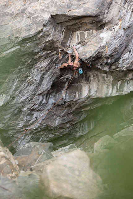 Alexander Rohr - Alex Rohr on the first pitch of 'Change' (9a+/b) at Flatanger