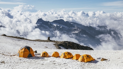 Ferrino Base Camp: a night in a tent beneath the stars! - Ferrino Base Camp: a night in a tent beneath the stars! Live the beatable experience on the Alps, spending a night in tent at high altitude.
