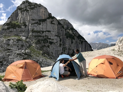 Ferrino Base Camp: a night in a tent beneath the stars! - Ferrino Base Camp: a night in a tent beneath the stars! Live the beatable experience on the Alps, spending a night in tent at high altitude.
