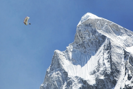 Valery Rozov - Shivling - Il russo Valery Rozov e il BASE Jump da quota 6420m dallo Shivling (Himalaya) il 25/05/2012.