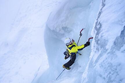 Video: Blind climber Jesse Dufton & Tamara Lunger ice climbing in Norway
