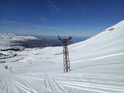 Libano scialpinismo - Scialpinismo in Libano: un vecchio skilift degli anni 50. Alla base Cedar’s God e sullo sfondo, immancabile, il mare. (4)