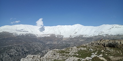 Libano scialpinismo - Scialpinismo in Libano: la catena nella parte meridionale. Al centro la vetta del monte Sannine. Il livello della neve era intorno ai 1700 metri e le cime 2600 circa; con più neve le gite si allungano (9)