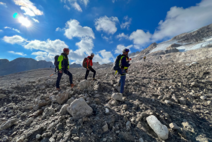 Marmolada valanga Dolomiti - Soccorritori in cammino in Marmolada, dopo che domenica 3 luglio 2022 si è staccata una porzione impressionante del ghiacciaio, sotto Punta Rocca, causando 11 morti.
