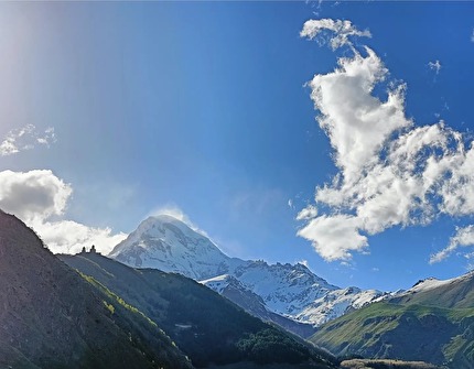 Ettore Campana, Scalo Sogni Caucaso - Il Mt. Kazbek (5054m) Caucaso, Georgia, durante il suo progetto 'Scalo Sogni'
