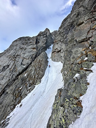 Hochflachkofel, Rieserferner Group, Simon Gietl, Jakob Steinkasserer - Making the first ascent of 'Hexentango' on the west face of Hochflachkofel, Rieserferner Group (Simon Gietl, Jakob Steinkasserer 30/04/2024)