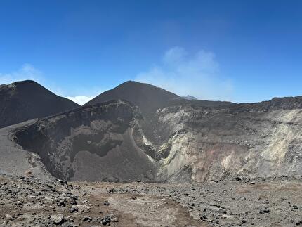 Etna Sicilia - Grazie alle nuove eruzioni dell'Etna, il principale vulcano della Sicilia è cresciuto in altezza, con la cima del Cratere Voragine che ora raggiunge i 3378 metri. Luglio 2024