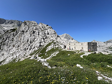 Bila Pec, Alpi Giulie - Sella Bila Pec (2005m) e la caserma militare risalente alla Prima Guerra Mondiale