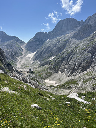 Bila Pec, Alpi Giulie - La vista da Sella Bila Pec sulla Conca di Prevala e il Rifugio Gilberti. In alto a destra il Monte Forato